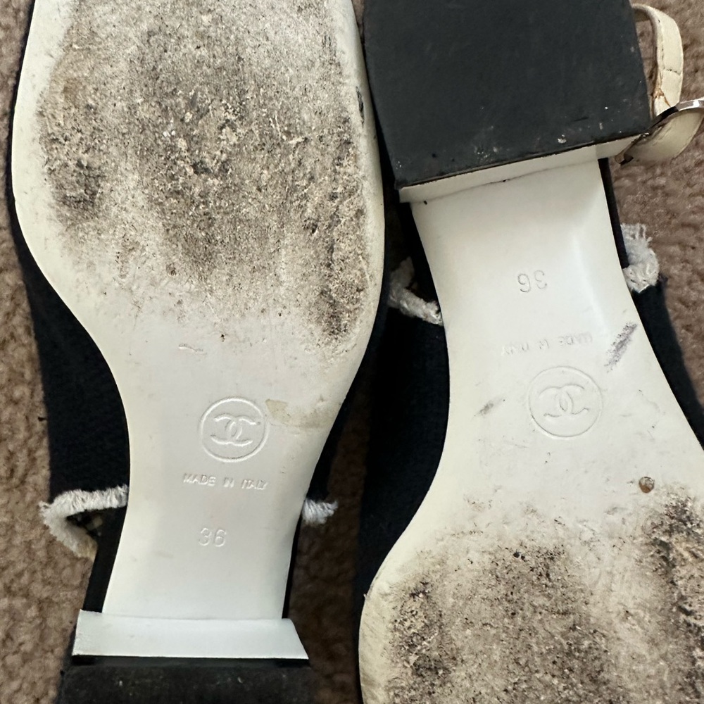 CHANEL Black and Cream Floral Flats - Picture 2 of 3